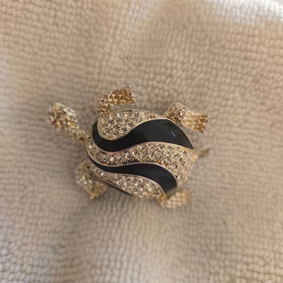 St. John Black and Silver‎ Crystal Turtle Brooch - Picture 4 of 11